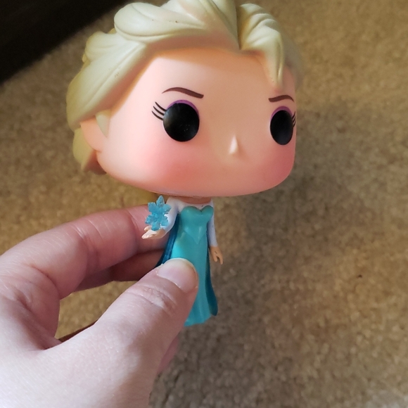Elsa and Anna Funkos - Picture 2 of 5